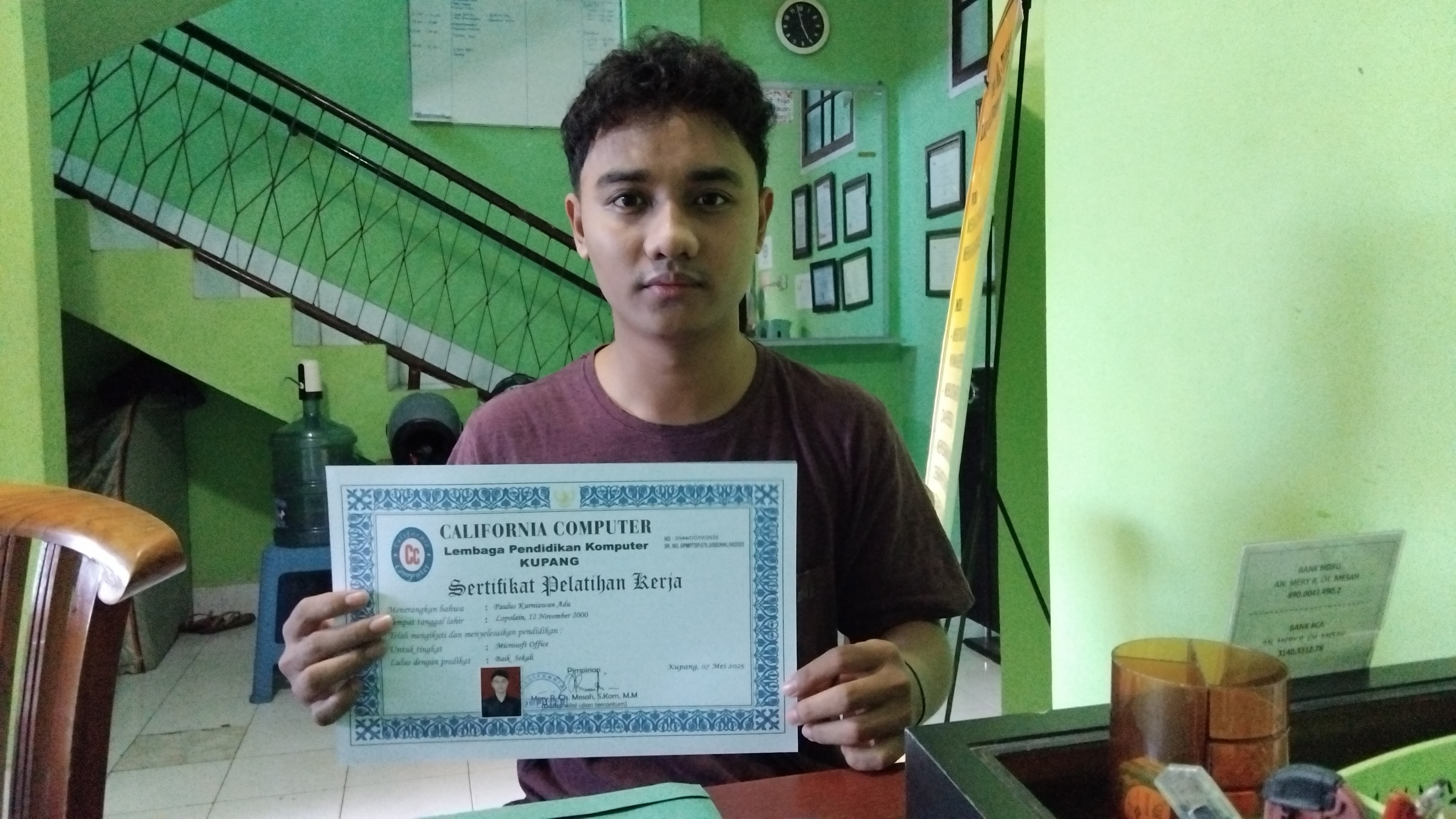 Dokumentasi Penerimaan Sertifikat Sinyo April Dethan